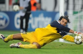 半岛体育APP-英超次回合对决在即！巴塞罗那演练定位球，巴黎圣日耳曼密集防守应对